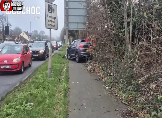 Video :He collides violently with a sign while trying to escape from the police